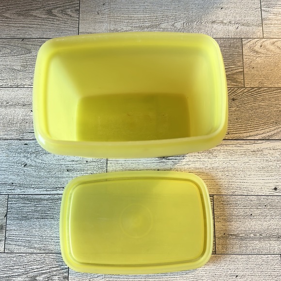Vintage Yellow Shelf Saver Tupperware Container - Picture 2 of 2